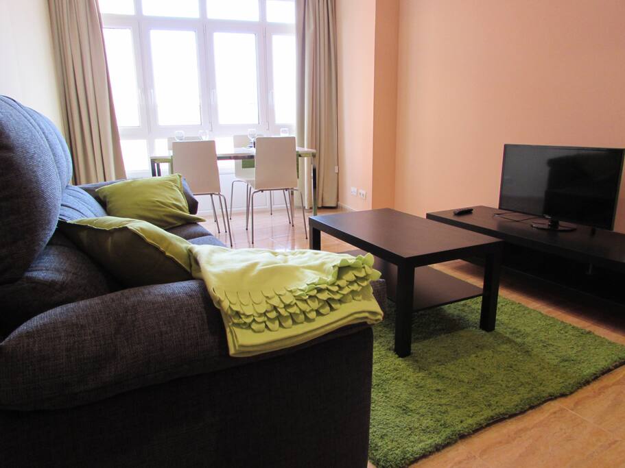 Sofá, TV y mesa-comedor