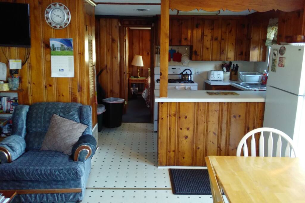Full equipt kitchen w toaster, microwave, crockpot, coffee pot