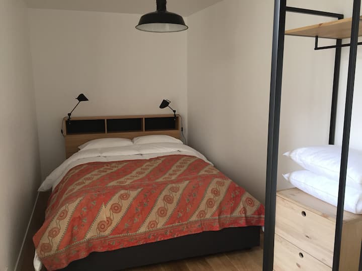 Habitación principal, con vistas a la terraza y tv. 