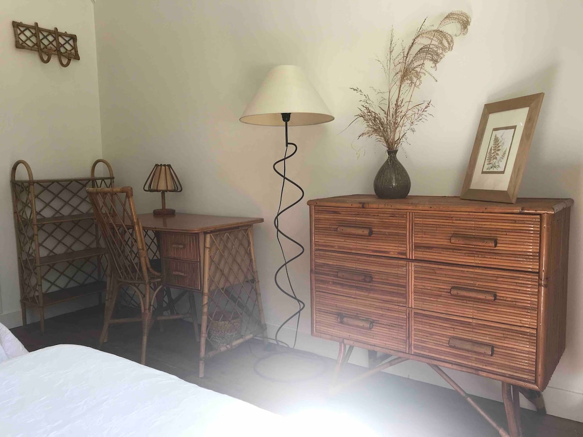 Chumba cha kulala kilichopambwa na samani za rattan 