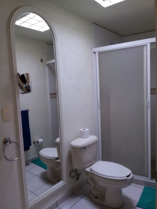 Baño completo que es compartido con la habitación Orión.
