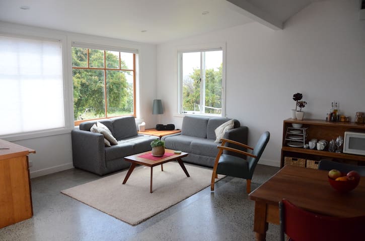 Sunny stand alone open plan Studio
