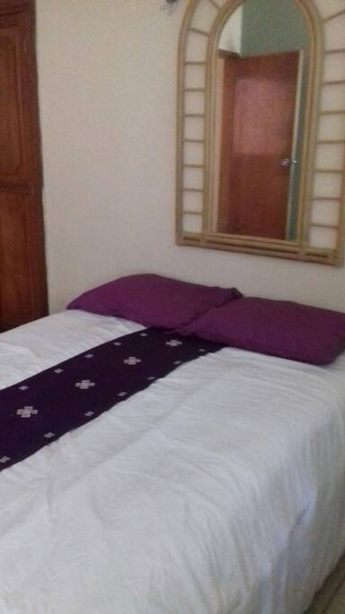 La recamara es bastante amplia y luminosa. Cama matrimonial , individual, closet
