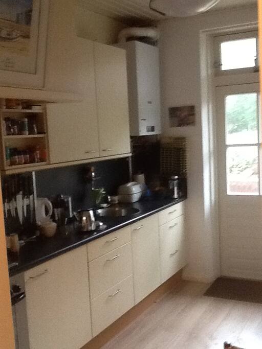 Keuken met deur op tuin
