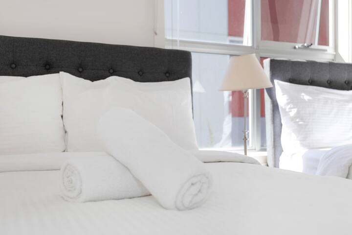 Spacious modern comfy 15 minute walk to CBD gallery image 4