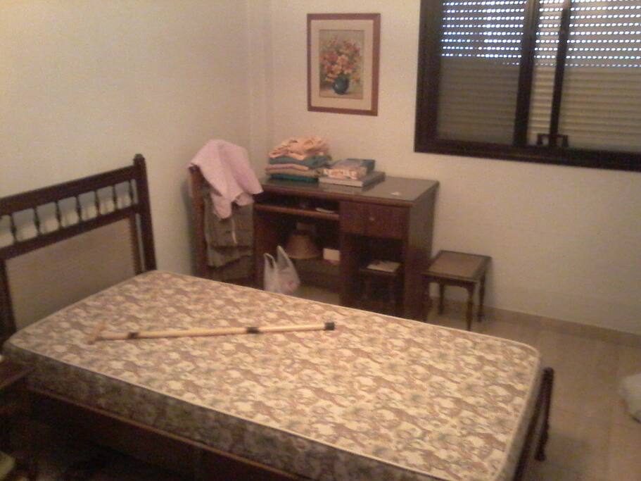 Dormitorio com cama de solteiro, armario embutido, penteadeira, espelho e escrivaninha