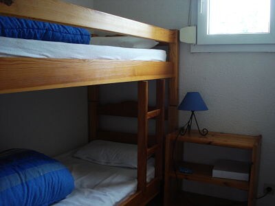 ხის საძინებელი ზემოთ საწოლებით 