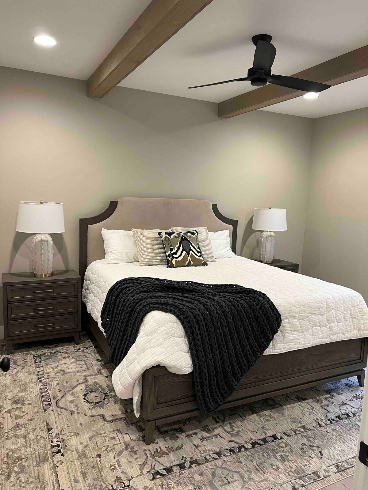 Hlavná spálňa s manželskou posteľou King, televízor, plne vybavená hlavná kúpeľňa so sprchovacím kútom (fotka 1 z 2)