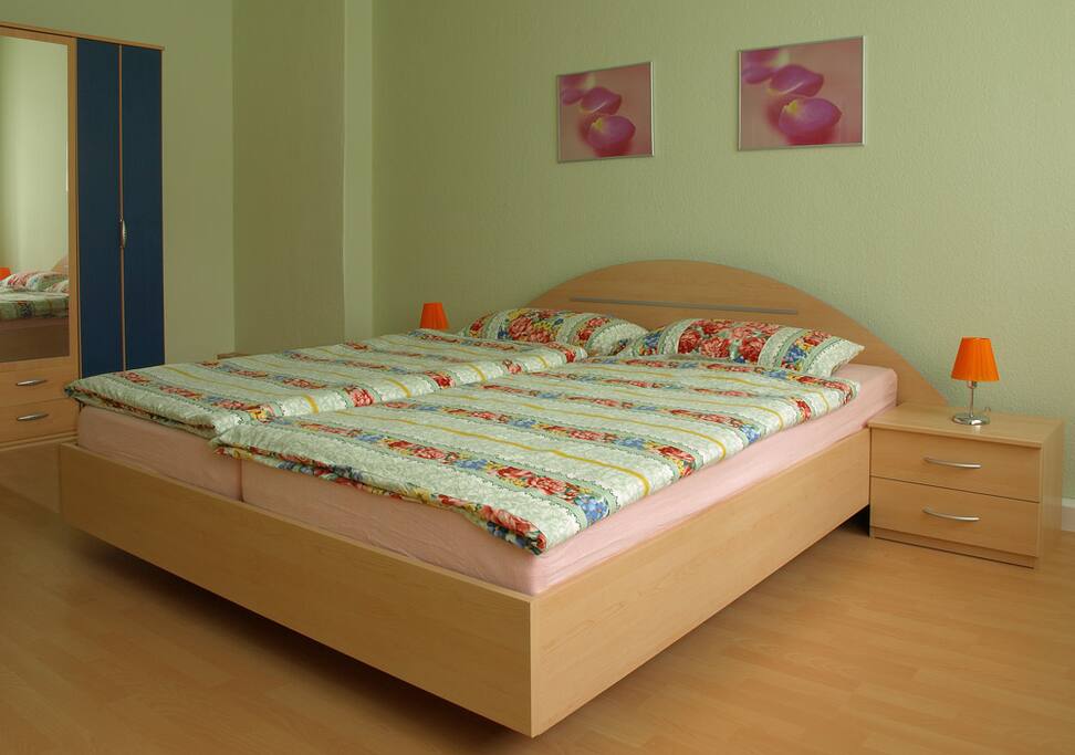 Schlafzimmer 1 mit Doppelbett und 1 Gitterbett