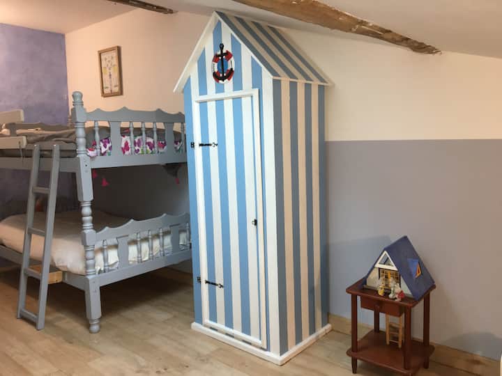 Bedroom 2 single beds 5