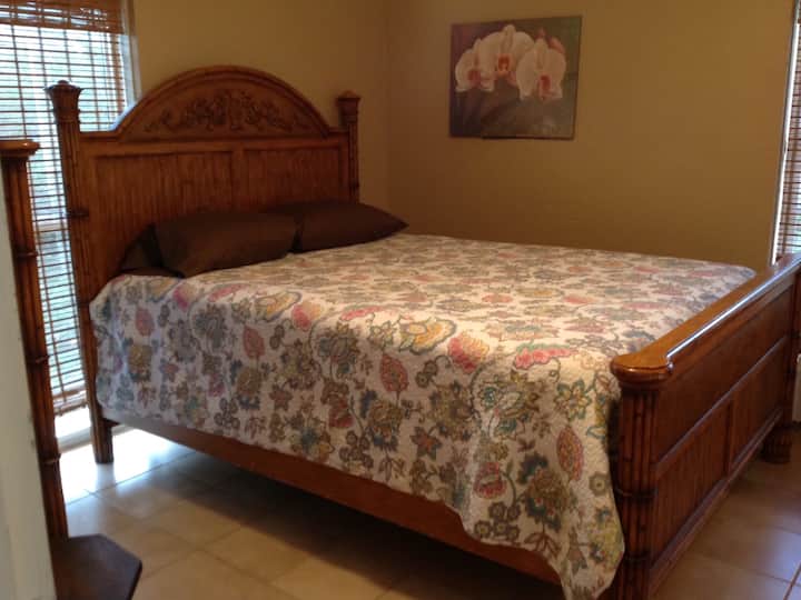 חדר שינה זוגי עם חדר רחצה צמוד