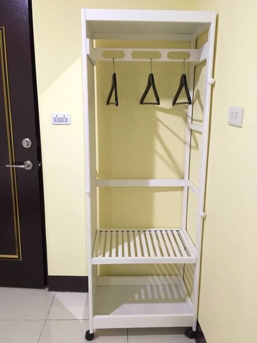 全身鏡與衣架