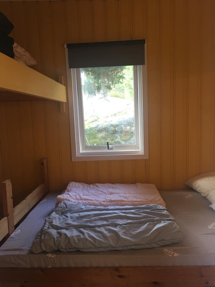 Dormitorio con una cama doble y una cama supletoria