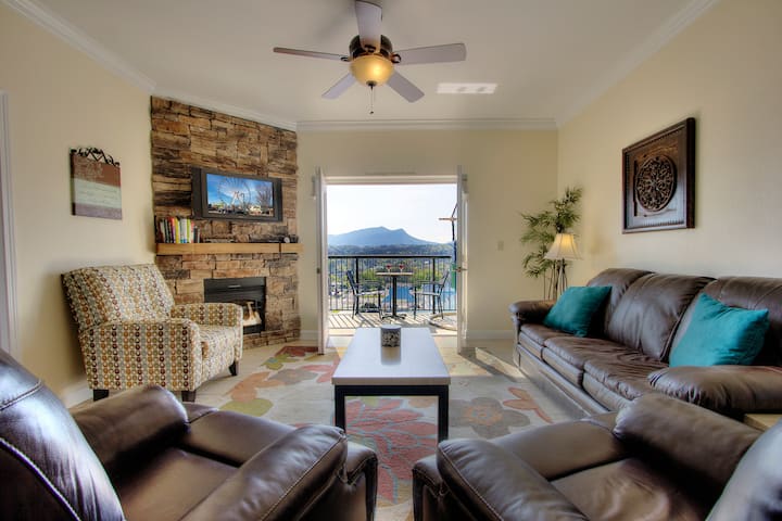 Lisa's Mountain Blessing W/ Hot Tub, Pool, &View - Tennessee