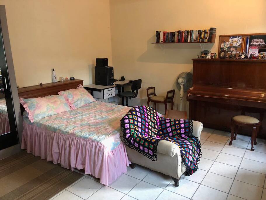 Cama de casal, mesa de trabalho, poltrona e piano de armário