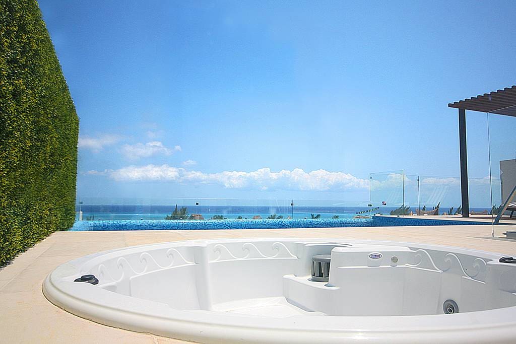 Jacuzzi on the rooftop