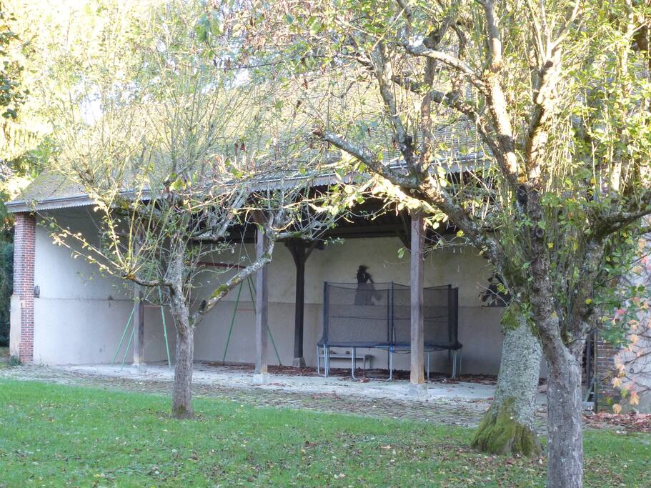 Vaste jardin clôturé (et son trampoline de 3,60m) pour profiter du calme et de la verdure en plein coeur de Maintenon