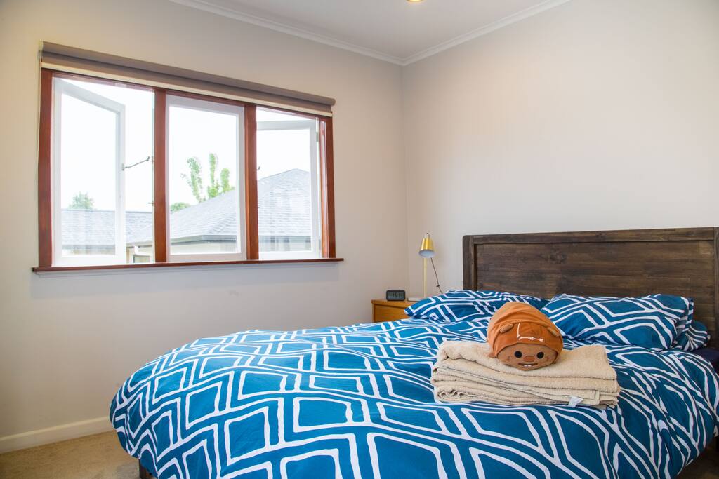 Airy sunny large room with new queen sized comfortable bed and fresh linen. 32 inch screen and Chromecast for the rainy nights.