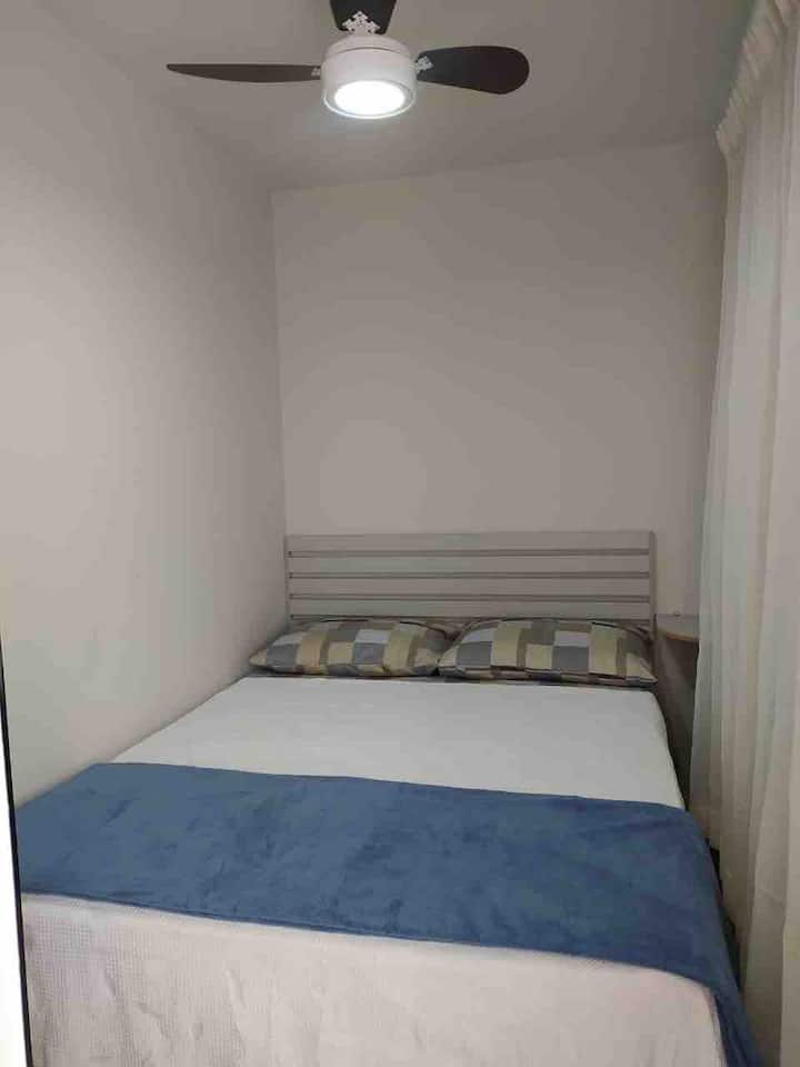 חדר שינה שלישי עם מיטה זוגית עם ממיר מיזוג. ומול חדר רחצה עם שירותים.