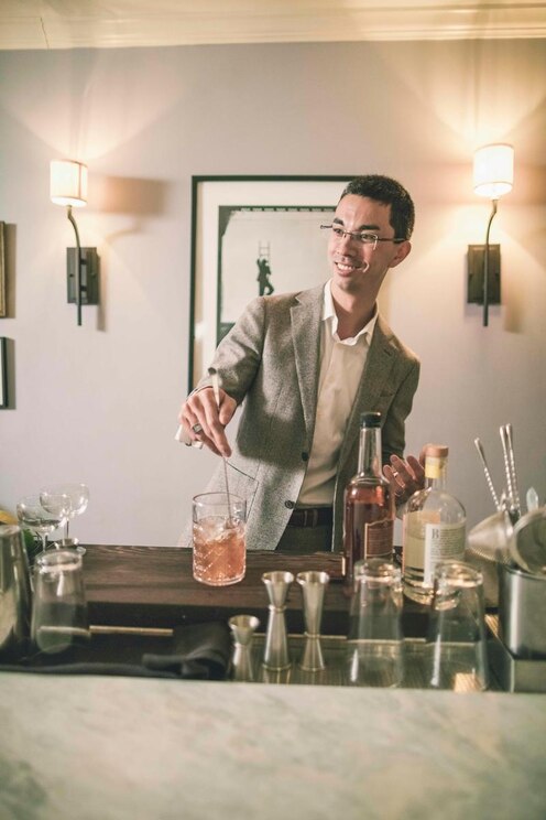 Show full-screen, host-provided image