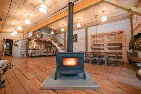 Beautiful Art Studio with hot tub/sauna  #1 Airbnb