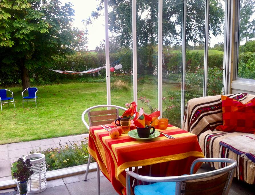 Frukost kan serveras för 75 kr/person efter överenskommelse .