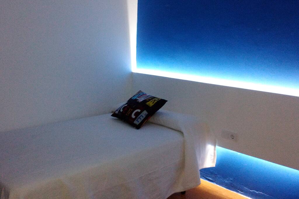 Dormitorio con una cama de 1,05 y sofá-cama individual de 90
