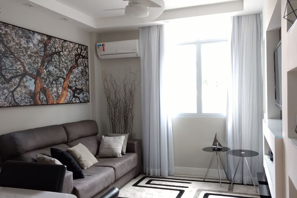 Vista geral sala de estar + jantar (ar condicionado e ventilador de teto)