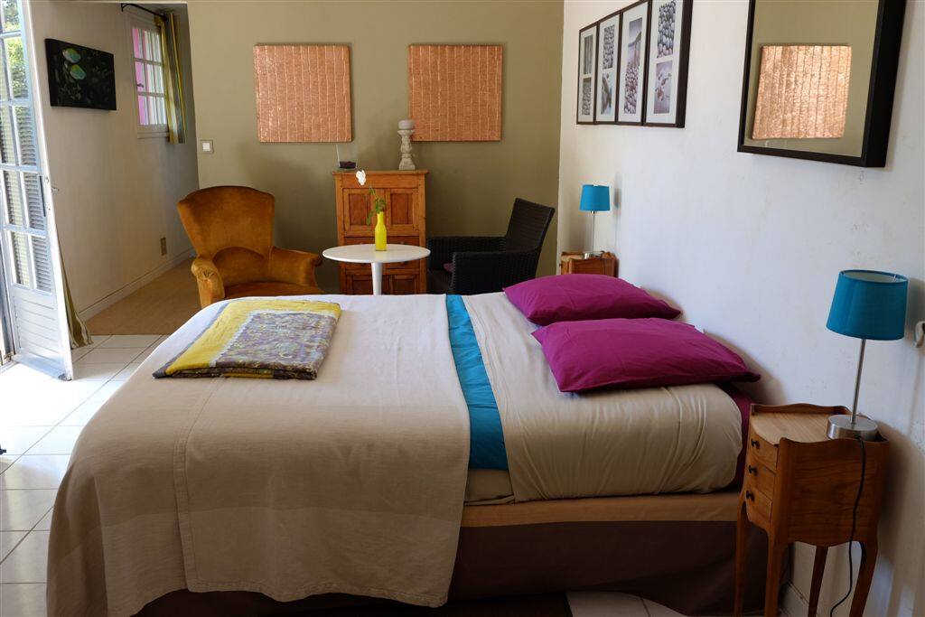 Chambre 1 dans la dépendance donnant sur la cour
