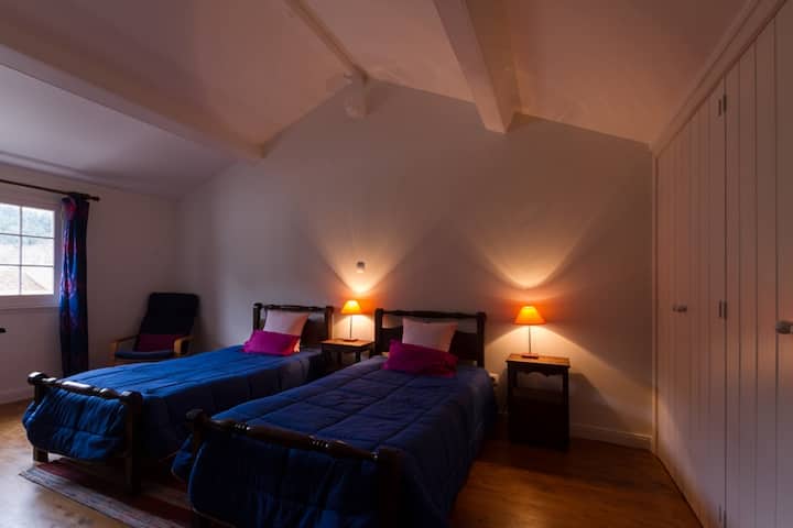 غرفتا نوم مع سريرين في الطابق الثاني