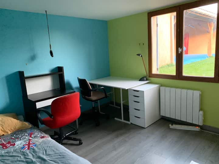 Agradable habitación en casa, cerca del aeropuerto Saint Exupéry y del estadio groupama (estadio olímpico Lyon) 