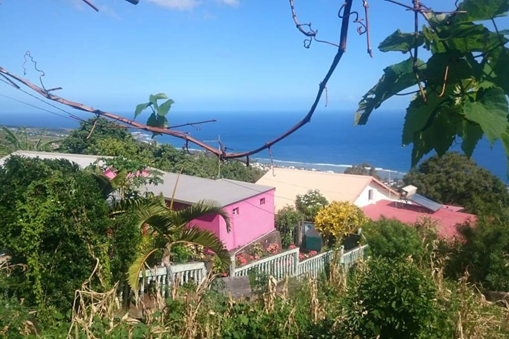 Vue depuis la terrasse sur les maisons et l'océan