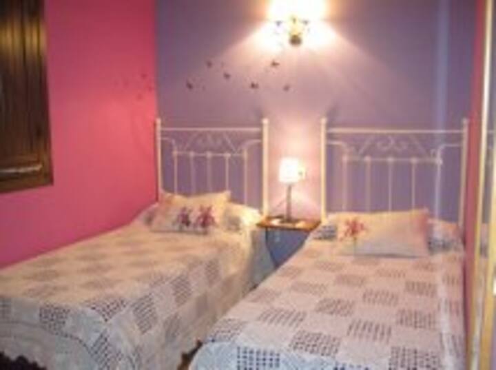 粉色房间，适合儿童入住。