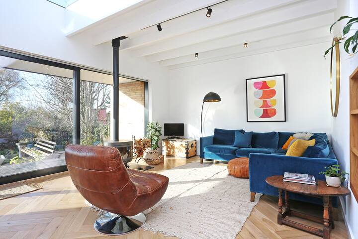 Stunning family home with garden and friendly cat