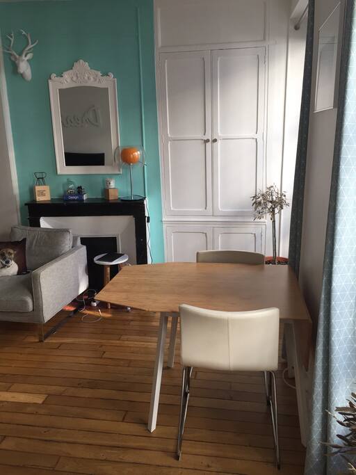 Coin repas. Table avec rabats pour 4 personnes si besoin.