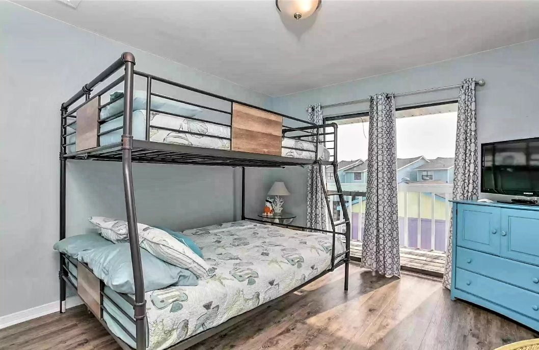 מיטות קומתיים - מיטת קווין סייז ועליונה.