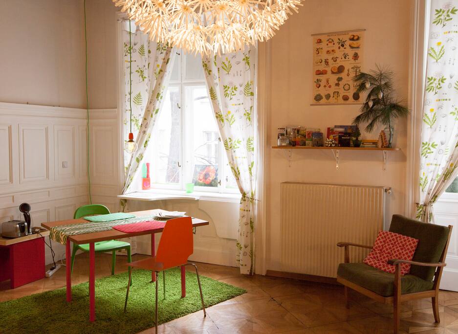 Tisch und Regal mit Literatur; table and book shelf; mesa y estantería