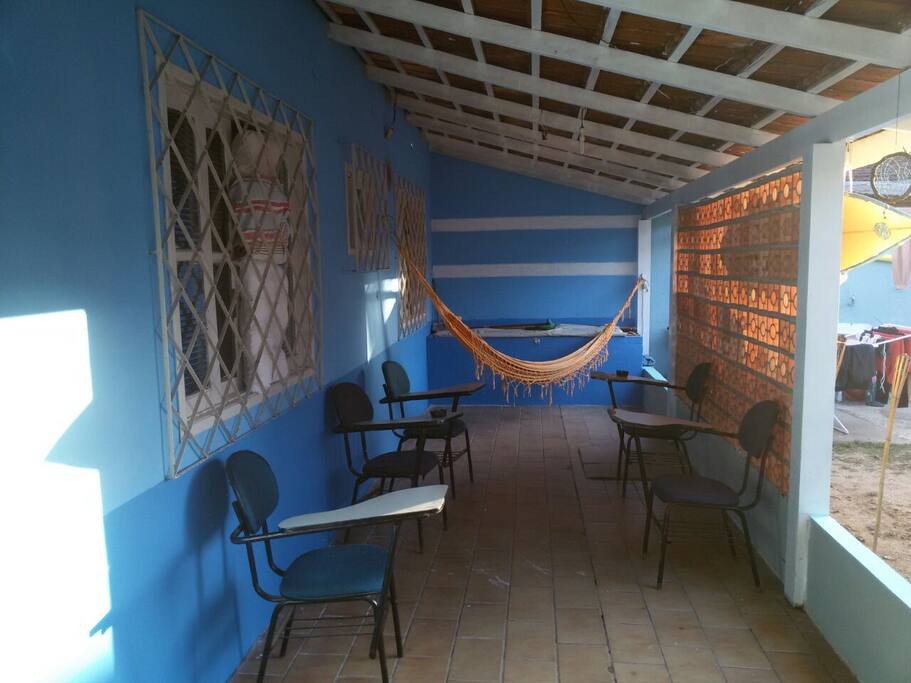 Área de lazer/descanso, com rede, espaço pra confraternização.