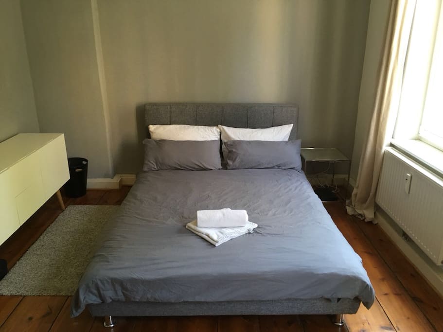 Doppelbett mit Handtüchern