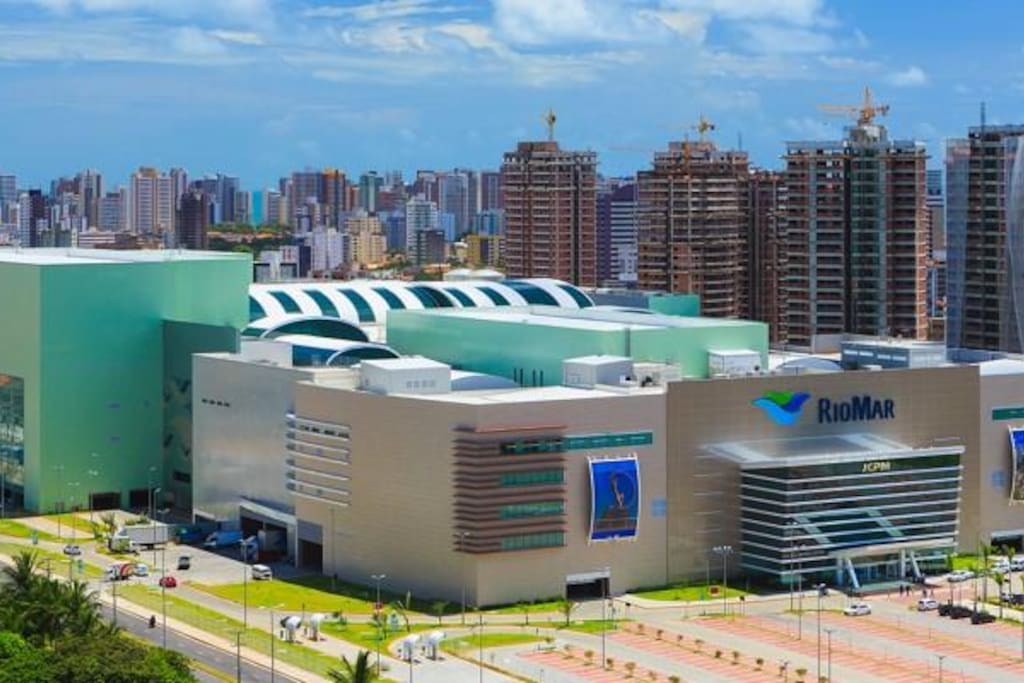 Vista do shopping ao lado do prédio