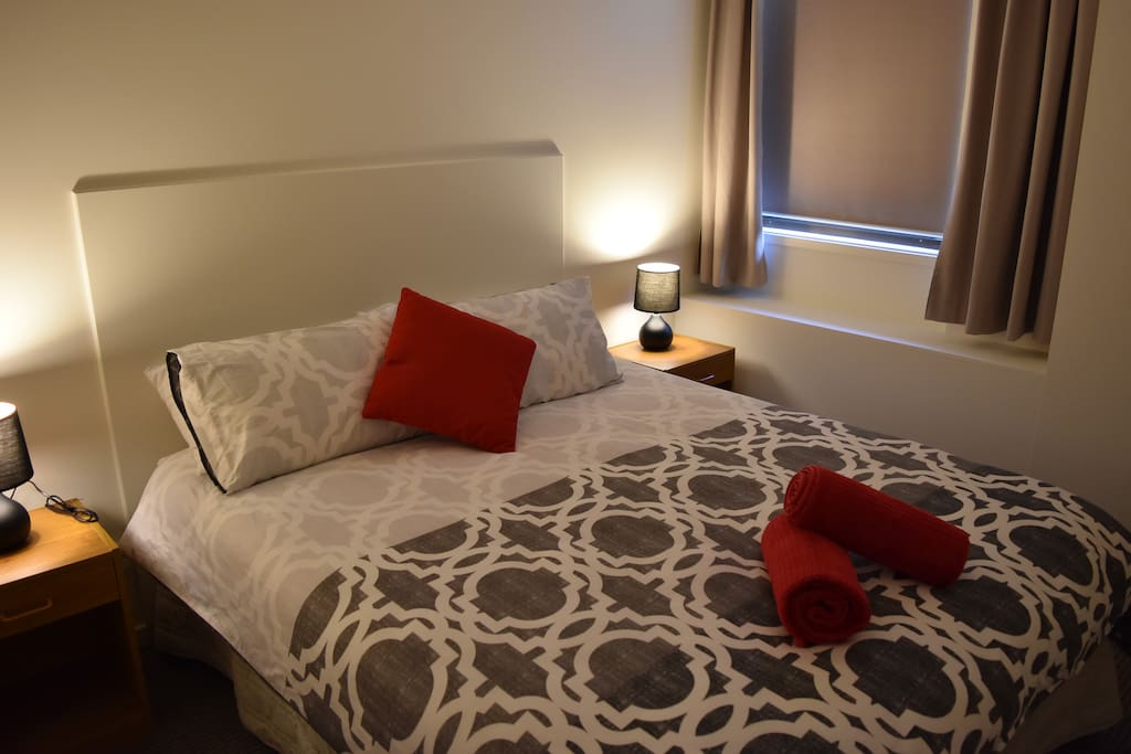 Bedroom 1 - Queen Bed