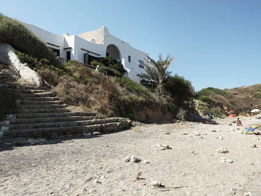 La casa si affaccia sulla spiaggia