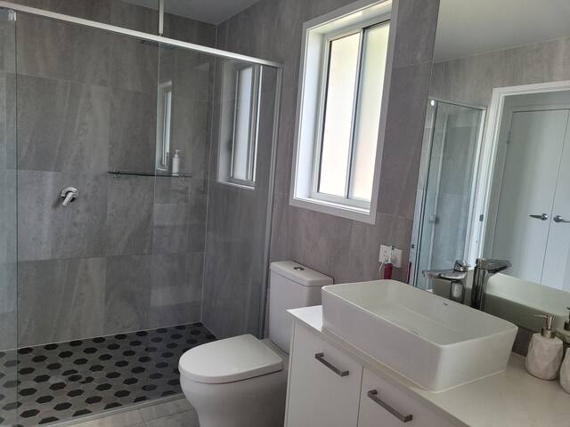 Large private 4 bedroom home. gallery image 4