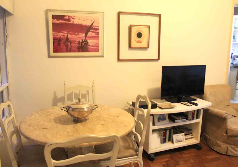 Dinning room - mesa e tv