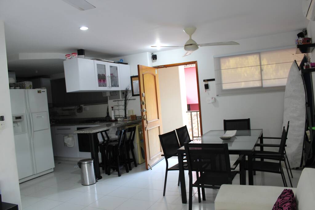 Comedor y puerta de acceso