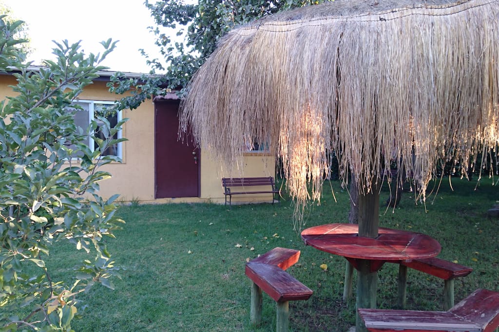 vista de cabaña y patio