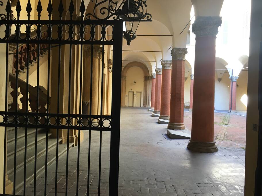 INGRESSO SU CORTILE INTERNO