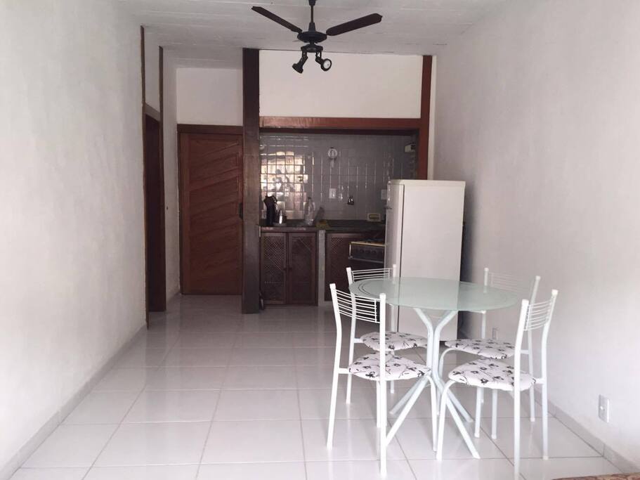 Salão espaçoso, com cozinha completa e mesa para 4 pessoas