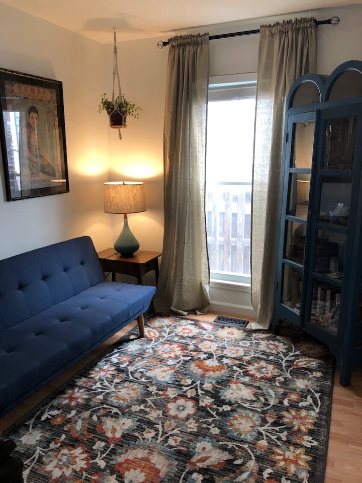 Habitación adicional con sofá futón y escritorio de trabajo