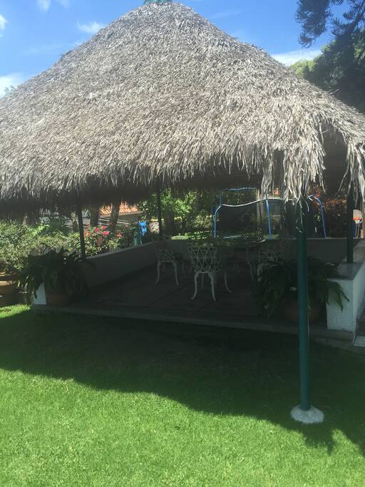 La palapa donde puedes sentarte a ver el atardecer